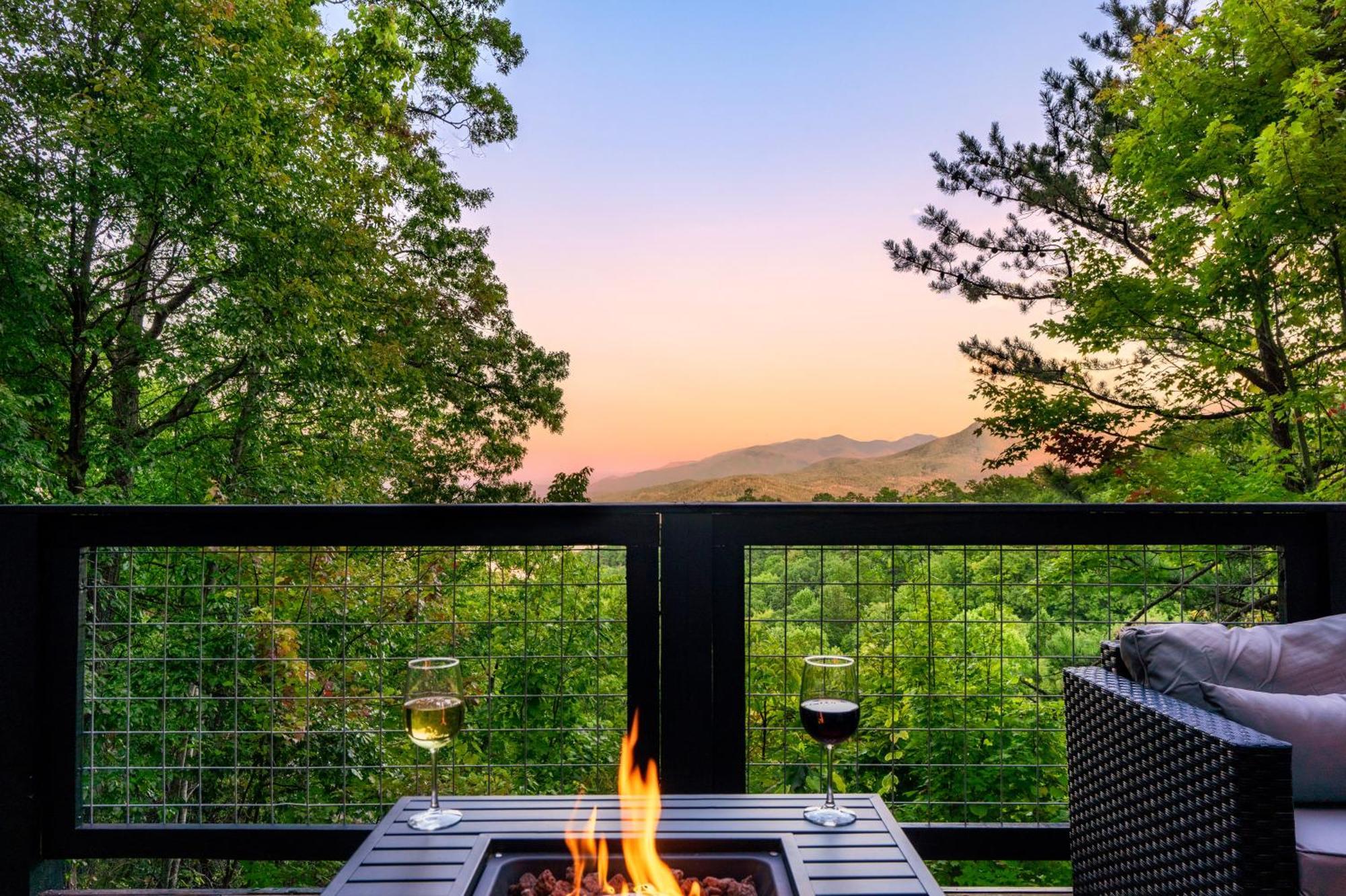 Woodhaven - Private - 3 Suites - Gorgeous Views - 3 Pools - Gamerm - Hottub - Lots Of Bears Gatlinburg Exteriér fotografie